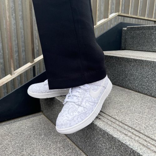 【NIKE WMNS DUNK LOWの販売について】 . いつもACE Shoesをご愛顧頂き ありがとうございます。 店頭での混雑回避の為、下記商品の販売に関して 入店順抽選販売とさせて頂きます。 . 4/23(sat) release...! . . 【NIKE】 W NIKE DUNK LOW ESS DH4401-103 DH4401-104 DJ9955-100 ¥12,100- . . 【販売店舗】 ルミネ新宿店、福岡パルコ店、 天王寺ミオ店、広島パルコ店 【サイズ展開】 22.5cm,23.0cm,23.5cm,24.0cm,24.5cm,25cm (店舗により在庫数・サイズ展開は異なります) ※ご購入はお一人様一足の購入となります。 . . 【抽選参加資格】 ○ドレスコード:『NIKE DUNK』と名のつくスニーカーを着用の方 ○下記IDいずれか1点をお持ちの方 ①運転免許証 ②パスポート ③外国人登録証、在留資格カード ④写真付き住民基本台帳カード ⑤顔写真付き学生証 ⑥障害者手帳 ⑦マイナンバーカード(顔写真付き) 但し、コピー及び写真での呈示は無効となります。 また、有効期限切れや写真がないIDも無効です。 . 【販売方法】 入店順抽選販売となります。 ※集合時間等の詳細は下記をご覧ください。 . ①販売順を決めるための抽選を行って頂きます。 この際、ID確認をさせて頂きますのでスタッフの指示に従ってお並び下さい。 ※ID確認には以下のうちいずれか1点をご用意ください。 パスポート、運転免許証、外国人登録証、写真付住民基本台帳カード、顔写真付き学生証、障害者手帳、マイナンバーカード(顔写真付) ※コピー及び写真での呈示・有効期限切れや写真が無いIDは無効です。 . ②抽選終了後、引いて頂いた整理番号順に販売開始時間に店舗へお越しください。 順に案内させて頂きます。 整理番号の記載されていない整理券を引いたお客様は購入の権利がございません。 近隣店舗へご迷惑にならないように配慮頂きますようお願い致します。 ※サイズ等の問題でご購入されない方もいますので、当選券は販売数より多く入れさせて頂いております。 予めご了承の上抽選にご参加ください。 . ※抽選参加の方は販売方法、注意事項の内容にご同意頂いたと判断させて頂きます。 . 【集合時間】 ルミネ新宿:4/23 10:00 福岡パルコ:4/23 9:00 天王寺ミオ:4/23 9:00 広島パルコ:4/23 9:00 上記時間までにお集まりください。 店舗により集合場所が異なりますので、詳細は店舗にお問い合わせ下さい。 . 【販売開始時間】 各館の開店時間より15分後に販売開始致します。 . ※指定した抽選集合時間、販売ご案内開始以降にお越しのお客様はいかなる理由でも、抽選・ご購入する事が出来ませんのでご了解下さい。 . . 【注意事項】 ・輸送の際に箱が破損している場合がございますので予めご了承ください。 ・シューズの製法上、接着剤の付着や縫製のズレ・歪みがある場合がございます。不良品ではございませんので予めご了承ください。 ・深夜から並ぶなどの近隣の迷惑になる行為はお控え下さい。 ・IDをお持ちでない方は整理券を引く権利がございません。 ・抽選権利はお一人様一枚限りとなります。 ・整理券は引いた御本人のみの有効とします。抽選後整理券を複数枚一人で持たれているなどの行為が発覚した場合は全ての権利を剥奪とさせて頂きます。 ・指定された時間までにその場にいらっしゃらない場合は販売権は無効とさせて頂きます。 ・お客様、スタッフの安全を考慮し、必ずマスク着用でのご来店をお願い致します。 ・店内入店時、アルコール消毒にご協力お願い致します。 ・販売に関しては店舗のスタッフの指示に従うようにお願い致します。スタッフの指示に従って頂けない場合、近隣に迷惑がかかる場合、トラブルが発生した場合は販売をお断り、または中止させて頂く場合がございます。