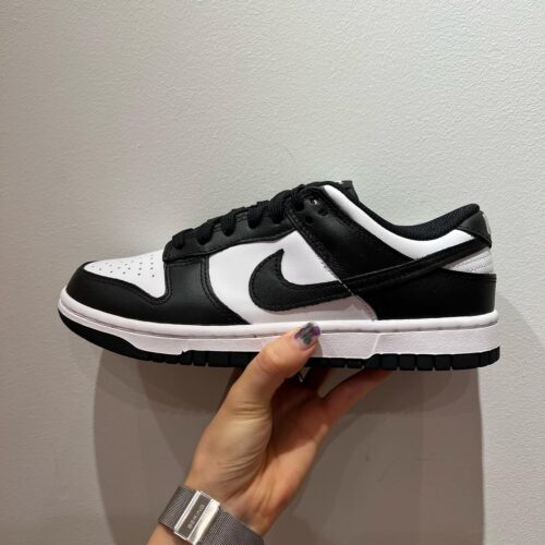 【NIKE WMNS DUNK LOWの販売について】 . いつもACE Shoesをご愛顧頂き ありがとうございます。 店頭での混雑回避の為、下記商品の販売に関して 入店順抽選販売とさせて頂きます。 . 9/11(sun) release...! . . 【NIKE】 W NIKE DUNK LOW DD1503-101 ¥12,100- . . 【販売店舗】 ACE Shoes各店 . 【サイズ展開】 23.0cm,23.5cm,24.0cm,24.5cm,25cm,25.5cm 26cm,26.5cm,27cm,27.5cm,28cm,28.5cm,29cm (店舗により在庫数は異なります。) ※ご購入はお一人様一足の購入となります。 . . 【抽選参加資格】 ○ドレスコード:『NIKE DUNK』と名のつくスニーカーを着用の方 ○下記IDいずれか1点をお持ちの方 ①運転免許証 ②パスポート ③外国人登録証、在留資格カード ④写真付き住民基本台帳カード ⑤顔写真付き学生証 ⑥障害者手帳 ⑦マイナンバーカード(顔写真付き) 但し、コピー及び写真での呈示は無効となります。 また、有効期限切れや写真がないIDも無効です。 . 【販売方法】 入店順抽選販売となります。 ※集合時間等の詳細は下記をご覧ください。 . ①販売順を決めるための抽選を行って頂きます。 この際、ID確認をさせて頂きますのでスタッフの指示に従ってお並び下さい。 ※ID確認には以下のうちいずれか1点をご用意ください。 パスポート、運転免許証、外国人登録証、写真付住民基本台帳カード、顔写真付き学生証、障害者手帳、マイナンバーカード(顔写真付) ※コピー及び写真での呈示・有効期限切れや写真が無いIDは無効です。 . ②抽選終了後、引いて頂いた整理番号順に販売開始時間に店舗へお越しください。 順に案内させて頂きます。 整理番号の記載されていない整理券を引いたお客様は購入の権利がございません。 近隣店舗へご迷惑にならないように配慮頂きますようお願い致します。 ※サイズ等の問題でご購入されない方もいますので、当選券は販売数より多く入れさせて頂いております。 予めご了承の上抽選にご参加ください。 . ※抽選参加の方は販売方法、注意事項の内容にご同意頂いたと判断させて頂きます。 . 【集合時間】 各店 9:00 上記時間までにお集まりください。 店舗により集合場所が異なりますので、詳細は店舗にお問い合わせ下さい。 . 【販売開始時間】 各館の開店時間より15分後に販売開始致します。 . ※指定した抽選集合時間、販売ご案内開始以降にお越しのお客様はいかなる理由でも、抽選・ご購入する事が出来ませんのでご了解下さい。 . . 【注意事項】 ・輸送の際に箱が破損している場合がございますので予めご了承ください。 ・シューズの製法上、接着剤の付着や縫製のズレ・歪みがある場合がございます。不良品ではございませんので予めご了承ください。 ・深夜から並ぶなどの近隣の迷惑になる行為はお控え下さい。 ・IDをお持ちでない方は整理券を引く権利がございません。 ・抽選権利はお一人様一枚限りとなります。 ・整理券は引いた御本人のみの有効とします。抽選後整理券を複数枚一人で持たれているなどの行為が発覚した場合は全ての権利を剥奪とさせて頂きます。 ・指定された時間までにその場にいらっしゃらない場合は販売権は無効とさせて頂きます。 ・お客様、スタッフの安全を考慮し、必ずマスク着用でのご来店をお願い致します。 ・店内入店時、アルコール消毒にご協力お願い致します。 ・販売に関しては店舗のスタッフの指示に従うようにお願い致します。スタッフの指示に従って頂けない場合、近隣に迷惑がかかる場合、トラブルが発生した場合は販売をお断り、または中止させて頂く場合がございます。 .