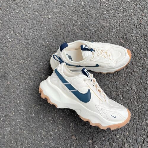 . New Arrival... . . 【NIKE】 W TC 7900 DD9682 103PALIVR/ARMR ¥16,830- . . @abc_mart_japan