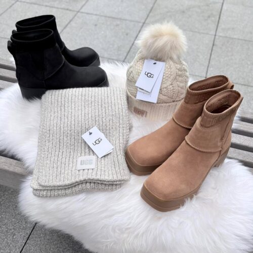 . New Arrival... . . 【UGG】 W MOXY CHELSEA BLK CHE ¥29,700- . U CHUNKY RIB SCARF LGRY ¥13,200- . W CABLE BEANIE WITH POM CRM ¥11,000- . . @abc_mart_japan